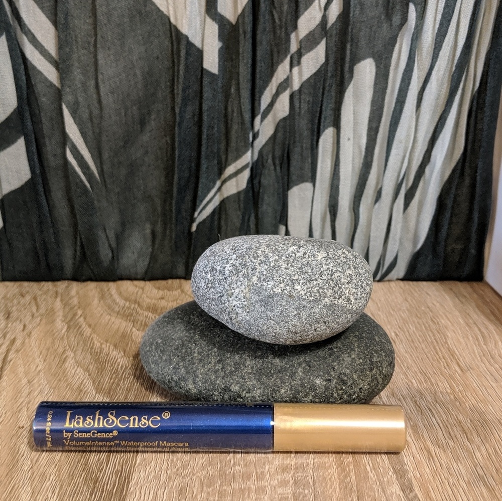 VolumeIntense Waterproof Mascara